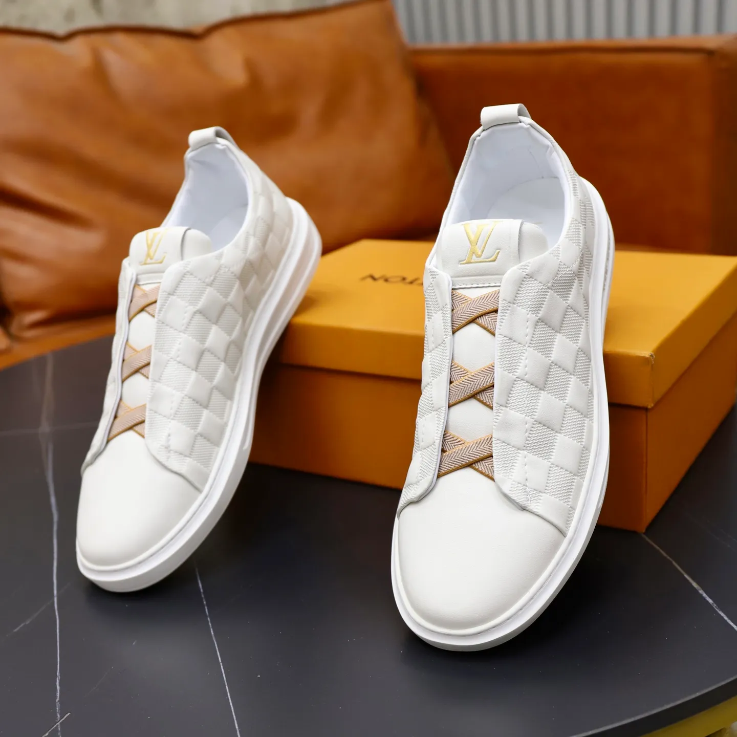 Ex-factory price: 442💰🙅‍♂️🙅‍♂️🙅‍♂️ Brand: LV Louis Vuitton Standard code: 38-44 (45 customized) Grade: Same as the official website Material: Original cowhide material stitching Comfortable and breathable sheepskin lining Lightweight and wear-resistant sports outsole Style category: Men's fashionable casual shoes Running sneakers Distinguished luxury brand elements Top luxury color: actual picture color